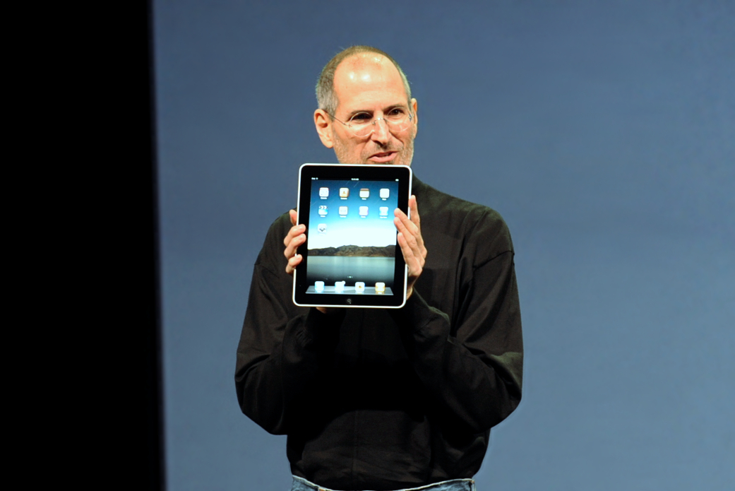 Steve_Jobs_with_the_Apple_iPad_no_logo